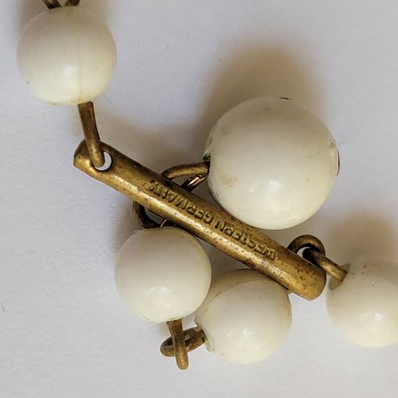 Elegant Painted Rose Bead White Choker Necklace with Vintage Charm - Picture 4 of 10